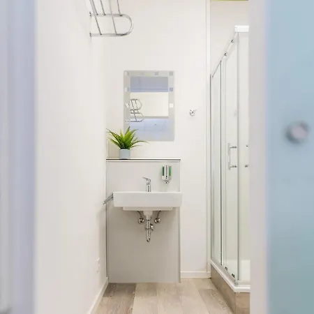 Private Room #1 With King Bed, Ground Floor, Ac, Only 2Min To Rab, No Kitchen